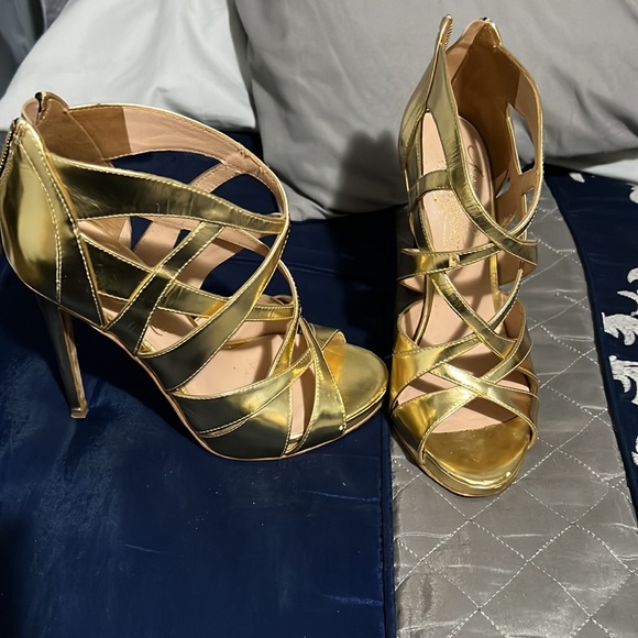Gold heels - Picture 2 of 2